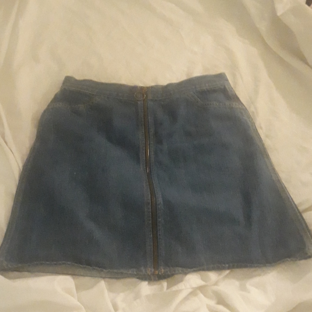 Levi's high-waisted 70s-style zipper pull skirt!